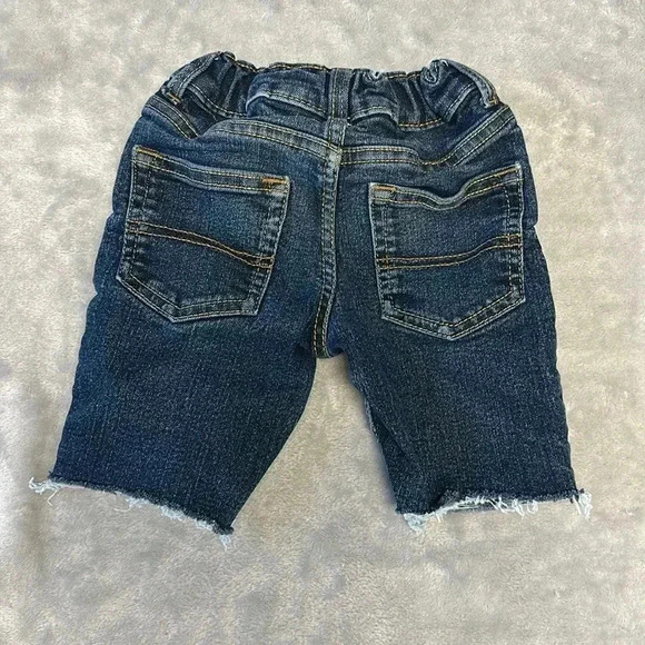 OshKosh B'gosh - denim pull on gender neutral shorts. Size 3T - Picture 3 of 4
